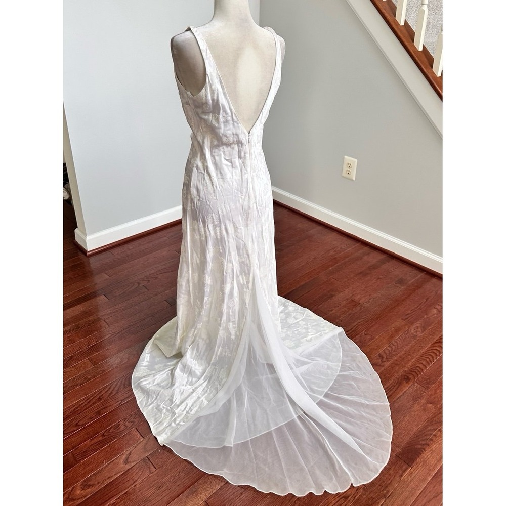 ZUM ZUM by Niki Livas White Embossed Romantic Floral Rose Plunge Gown Dress - Picture 10 of 12